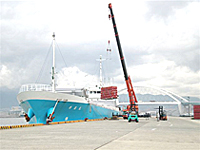 Unloading work at Koshien-hama pier