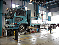 Large vehicle lifter